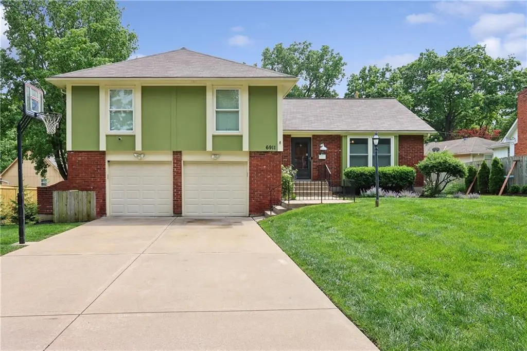 6911 E 128th ST, Grandview, MO 64030