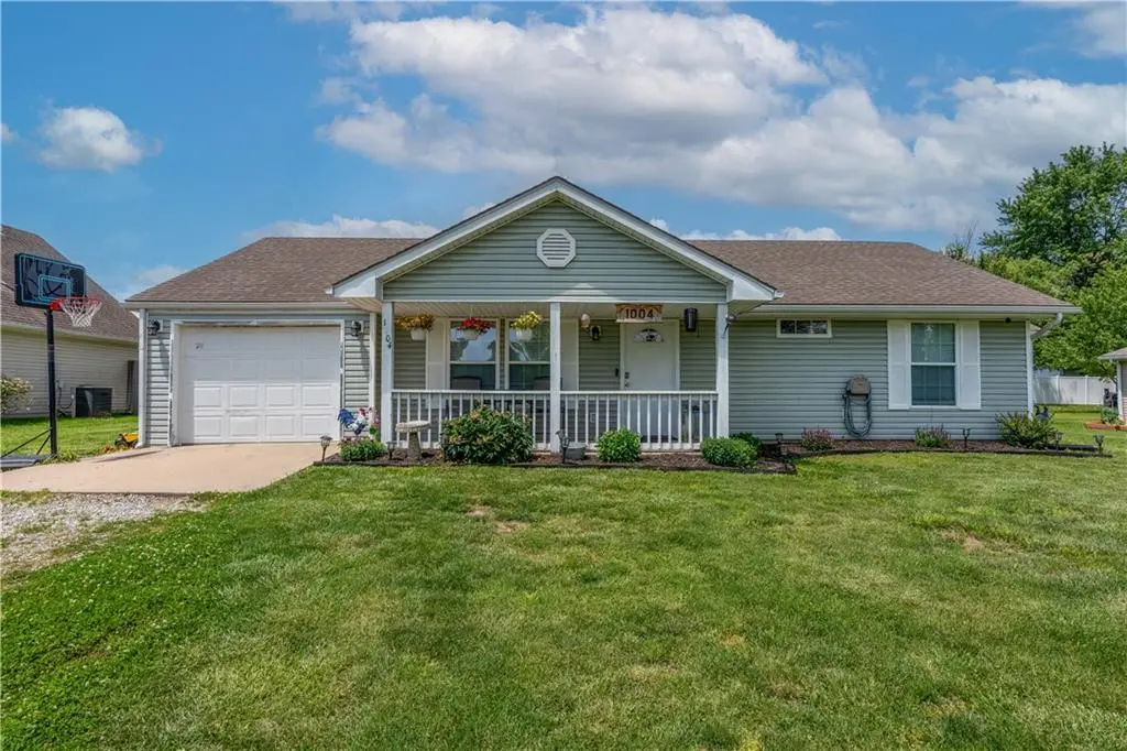 1004 S Oak ST, La Monte, MO 65337