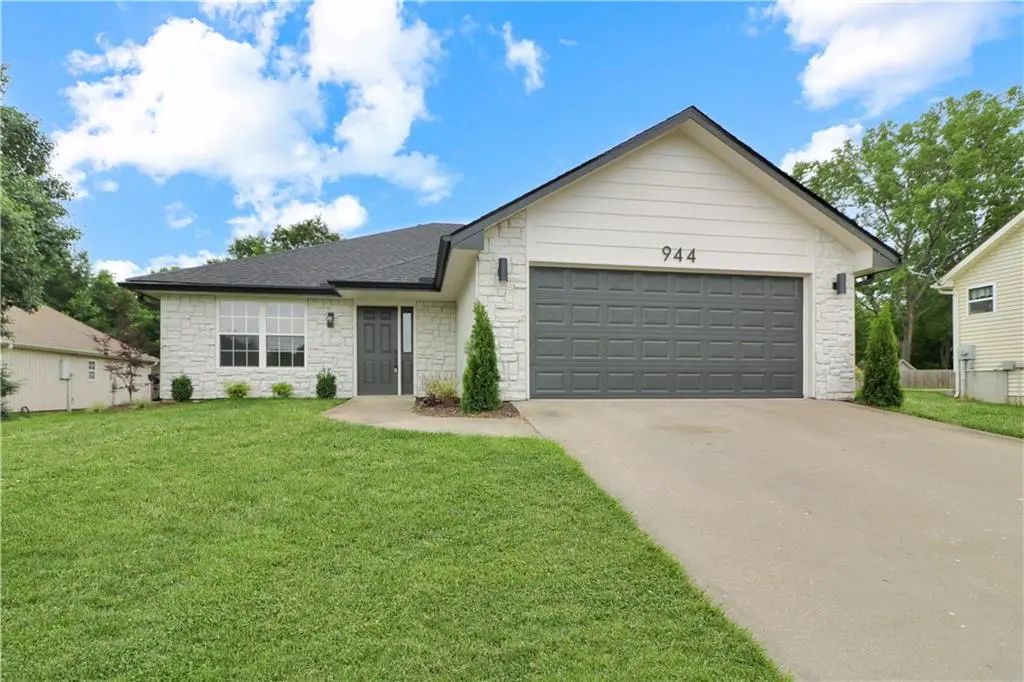 944 E Market ST, Warrensburg, MO 64093