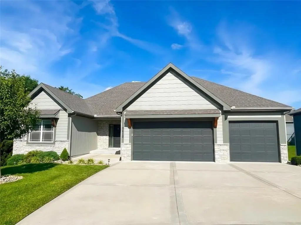 7410 NW Chambers CT, Parkville, MO 64152