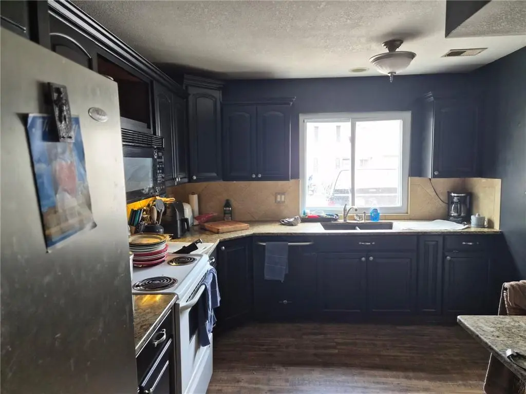8828 Carriage DR, Lenexa, KS 66215