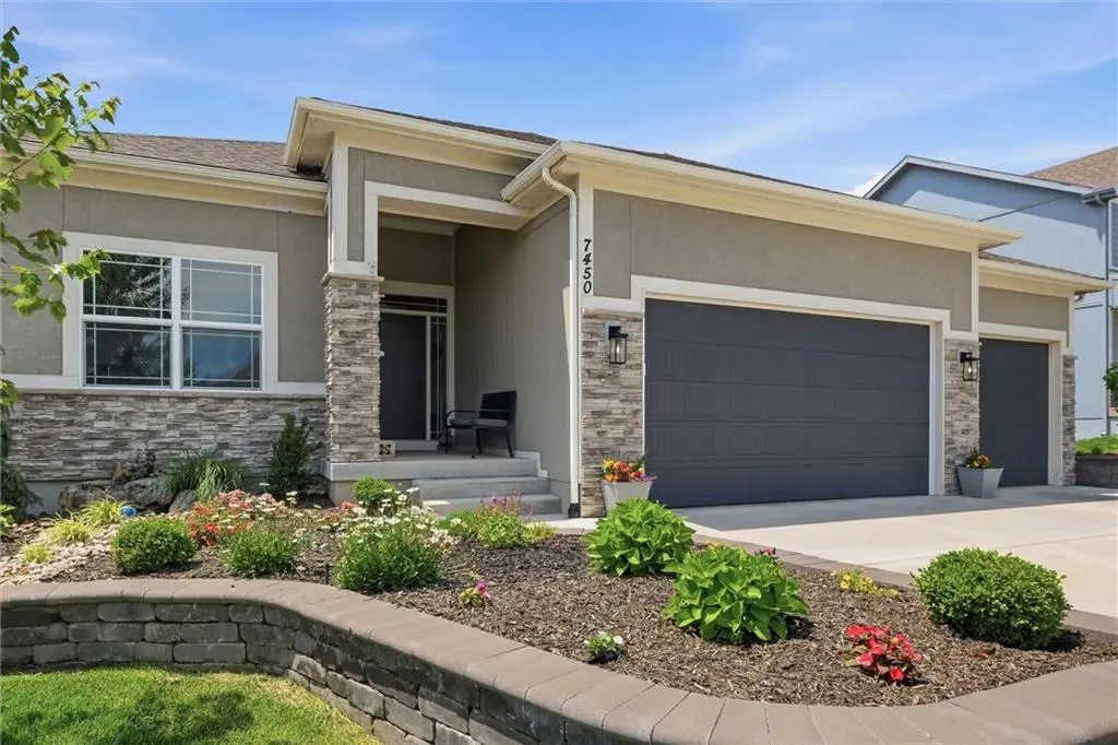 7450 NW Douglas CT, Parkville, MO 64152