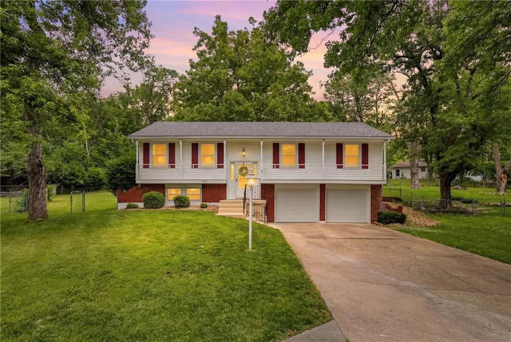 10601 Walrond AVE, Kansas City, MO 64137