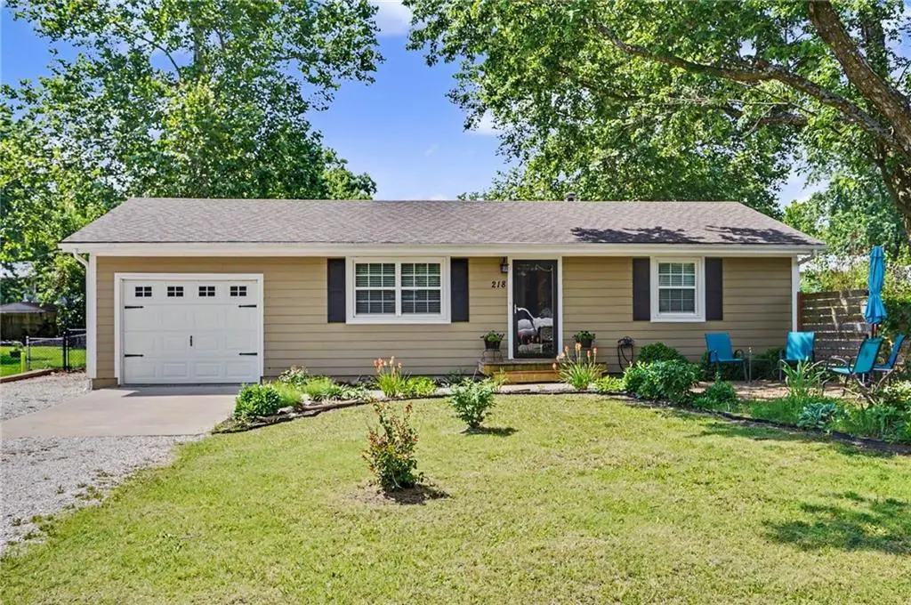 218 Cedarlane DR, Wellsville, KS 66092