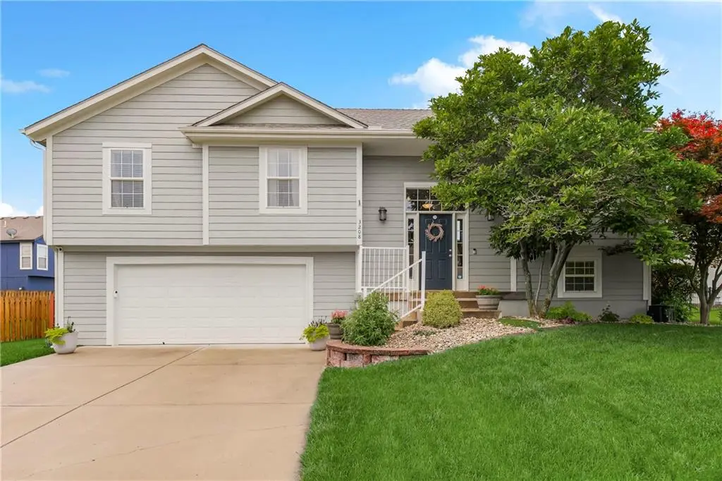 3208 SW Damon LN, Lee's Summit, MO 64082