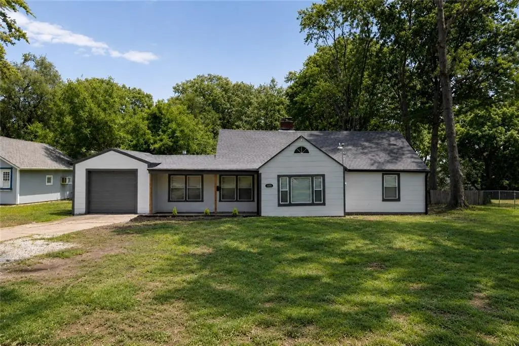 8005 Harris AVE, Kansas City, MO 64138