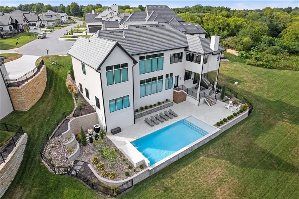 7390 N National DR, Parkville, MO 64152