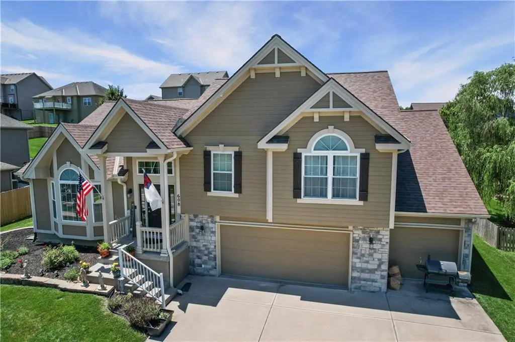 608 COACH LIGHT CIR, Smithville, MO 64089