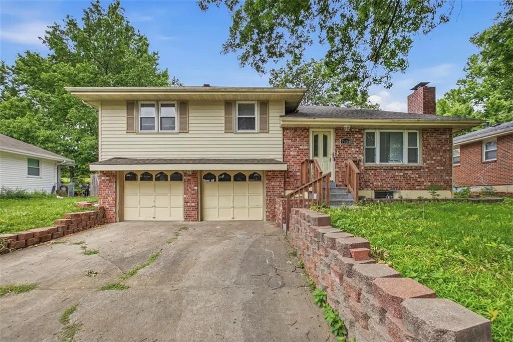 7104 N Olive ST, Gladstone, MO 64118