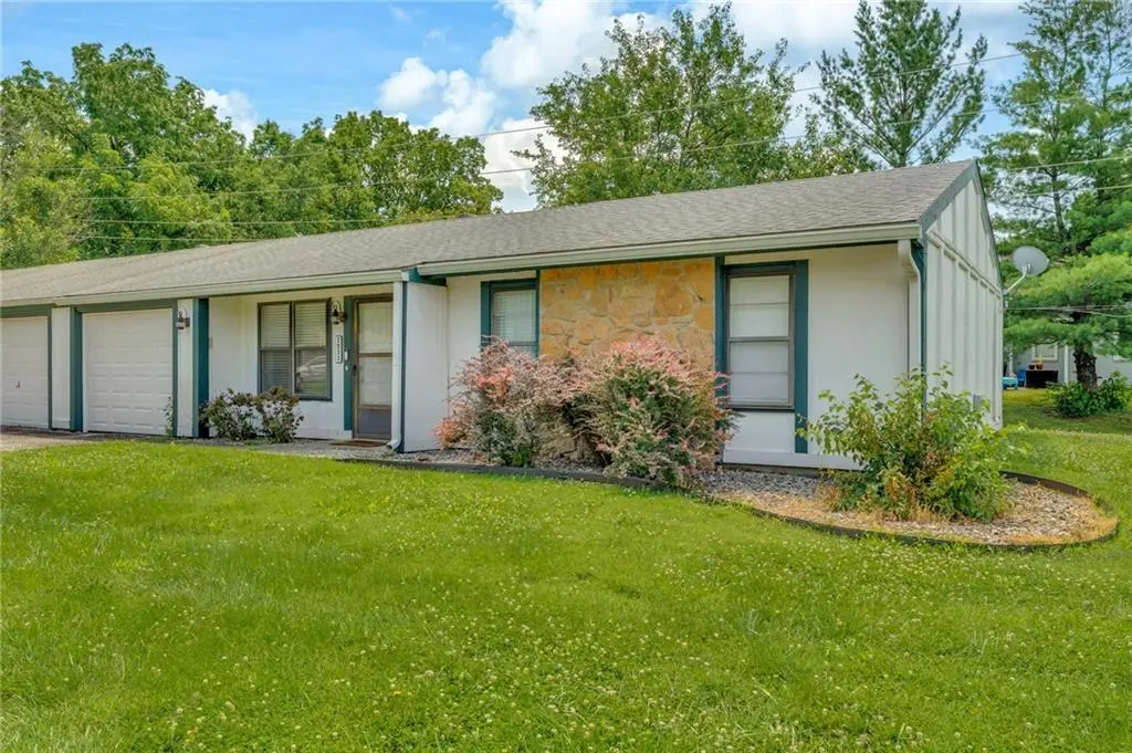 3233 Glacier DR, Lawrence, KS 66047