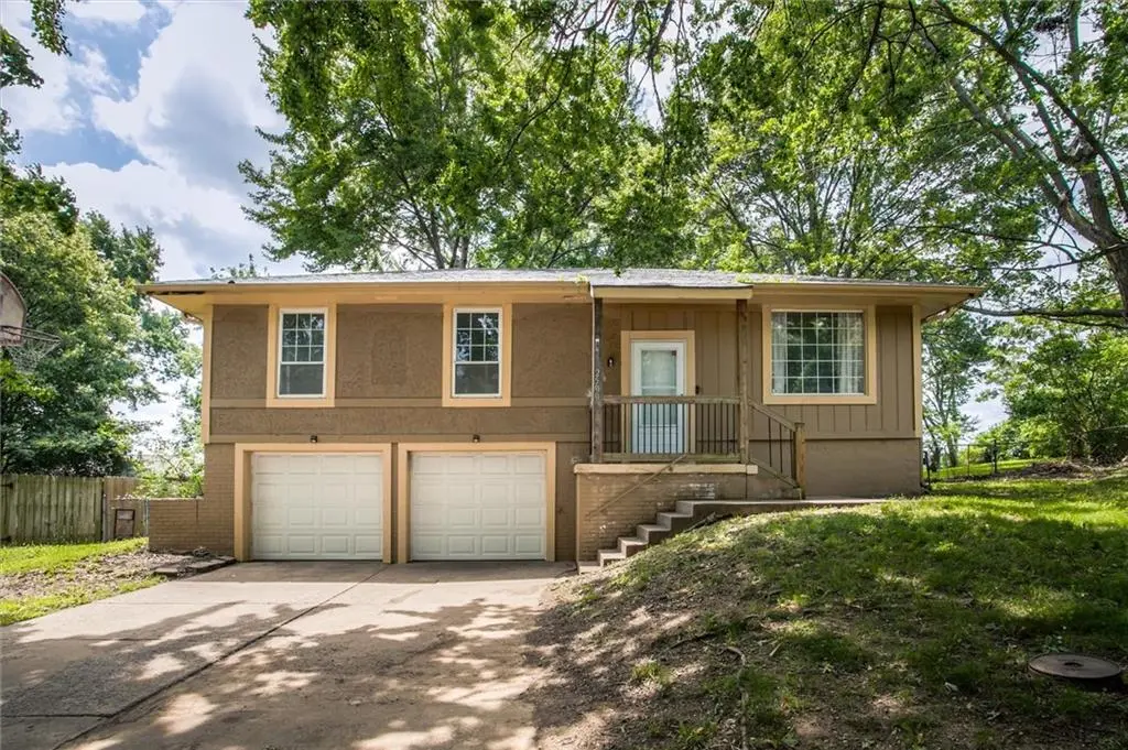 2500 SW Jackson CT, Blue Springs, MO 64015
