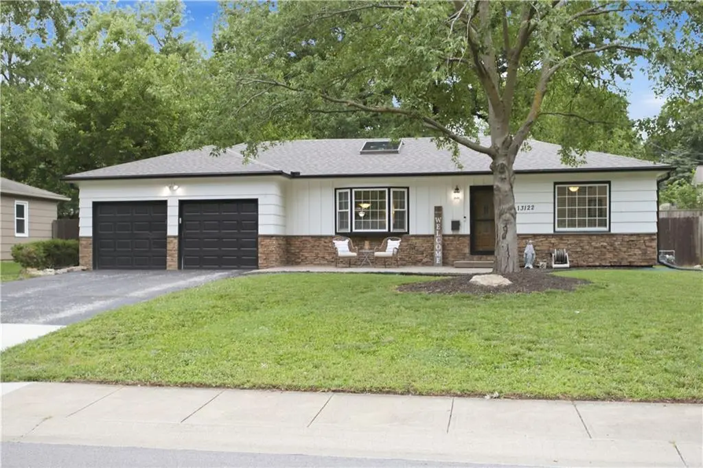 13122 Logan LN, Lenexa, KS 66215