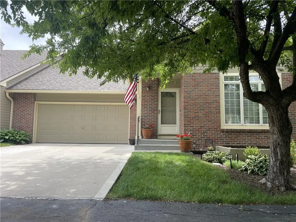 15756 S Sunset DR #703, Olathe, KS 66062