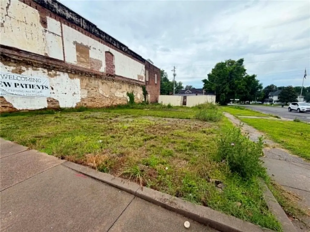 138 W Pine ST, Columbus, KS 66725