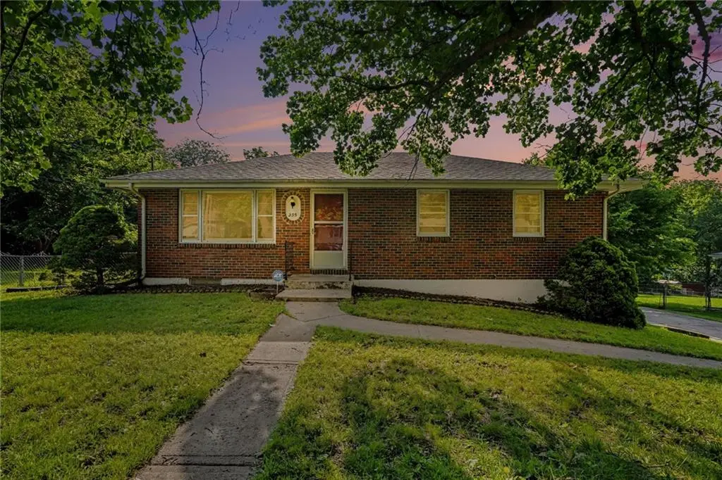 235 N Eugene Field RD, Claycomo, MO 64119