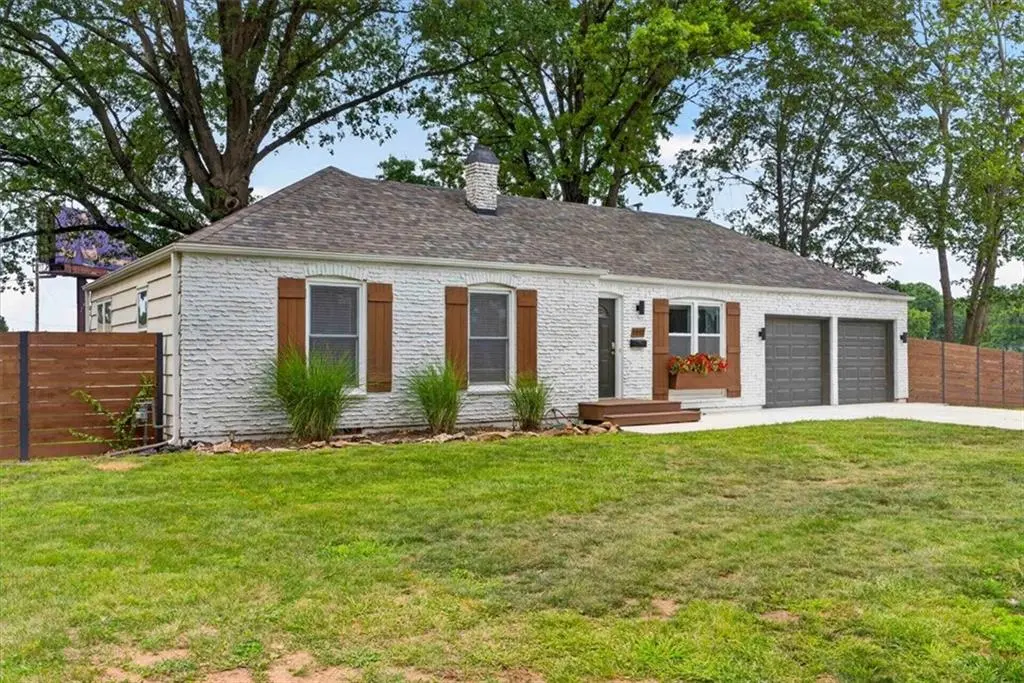 1011 W 1st ST, Lee's Summit, MO 64063