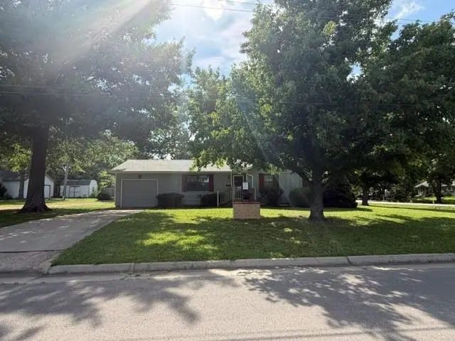 904 S 6th ST, Burlington, KS 66839