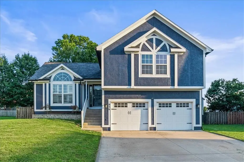 936 SE 14th TER, Lee's Summit, MO 64081
