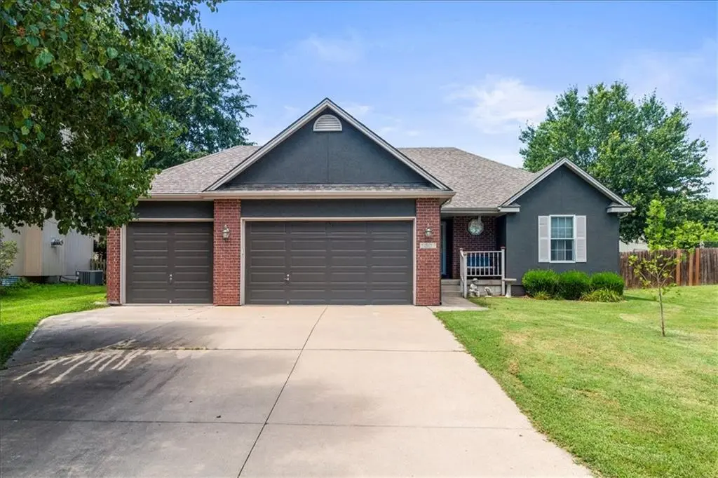 1307 SE Scenic DR, Blue Springs, MO 64014
