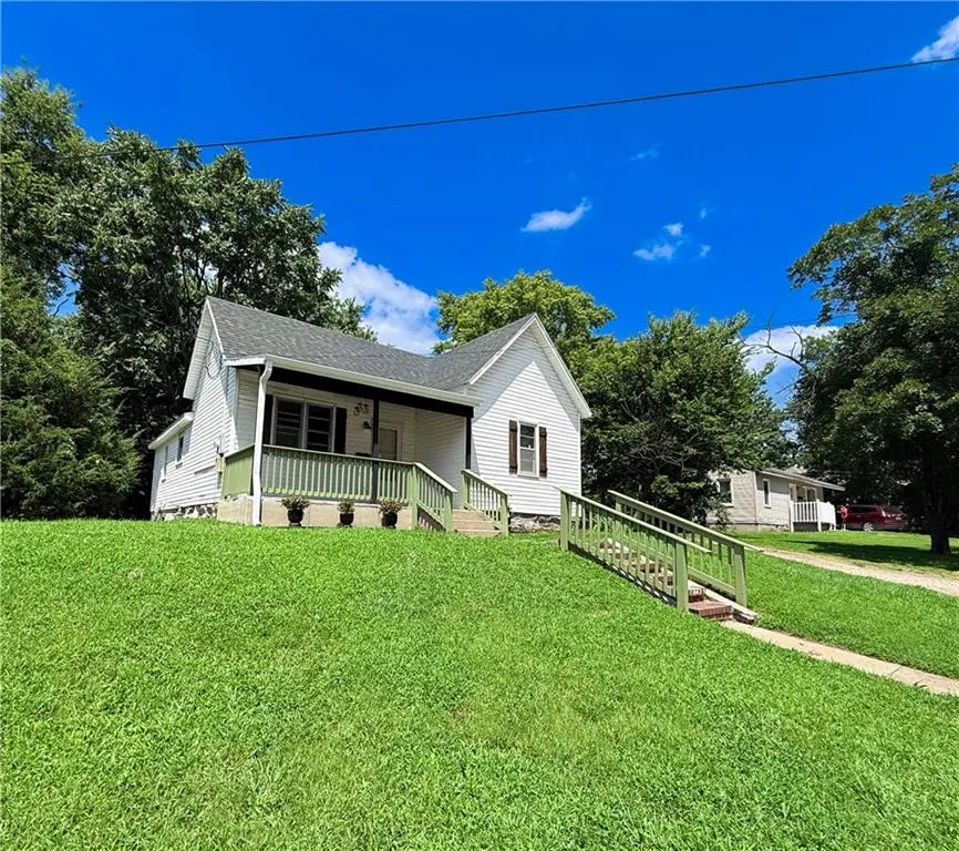 426 S Oak ST, Nevada, MO 64772