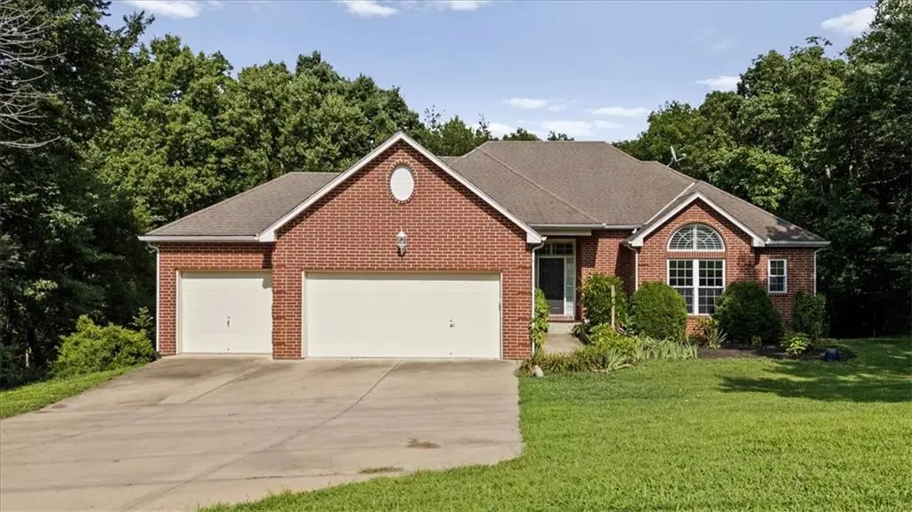 8565 Waverly RD, De Soto, KS 66018