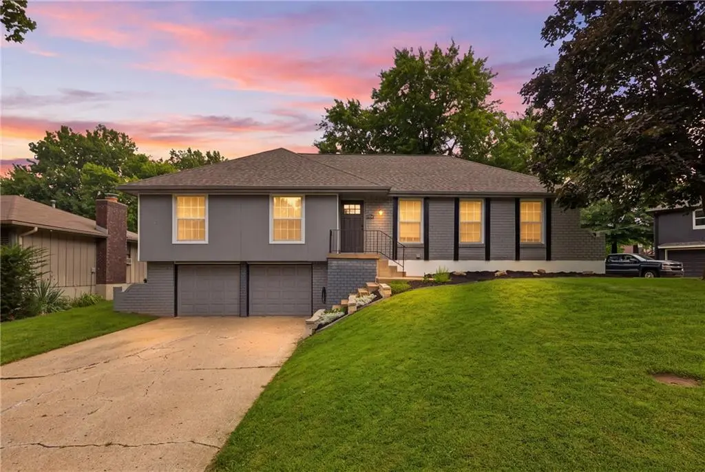 509 NW Palmer DR, Blue Springs, MO 64014