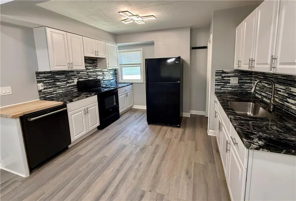2809 E 39th ST, Kansas City, MO 64128