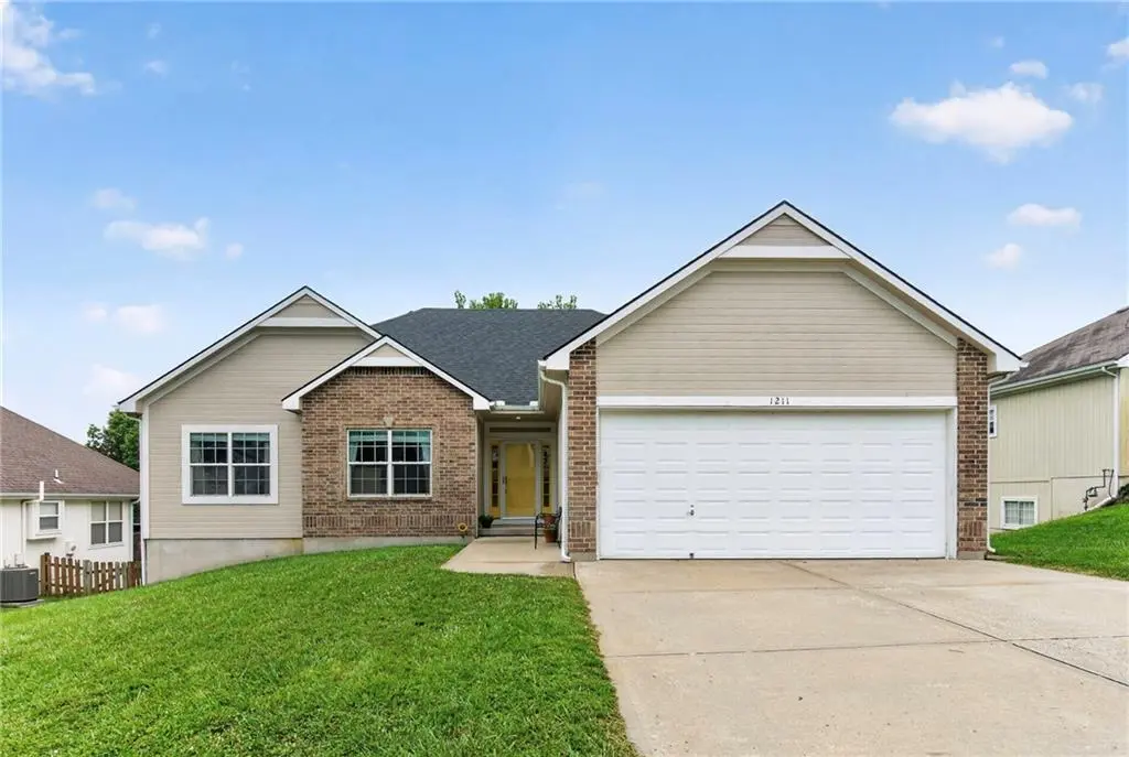 1211 NW Baytree DR, Grain Valley, MO 64029