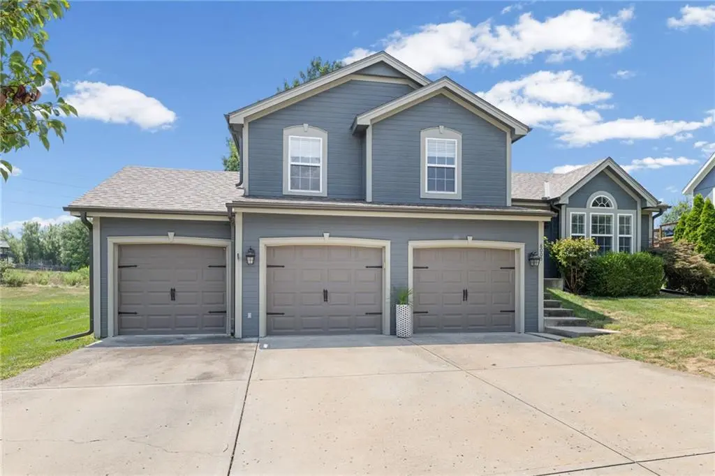 8005 NE 104th TER, Kansas City, MO 64157