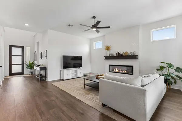 471 Diamondleaf DR, Buda, TX 78610
