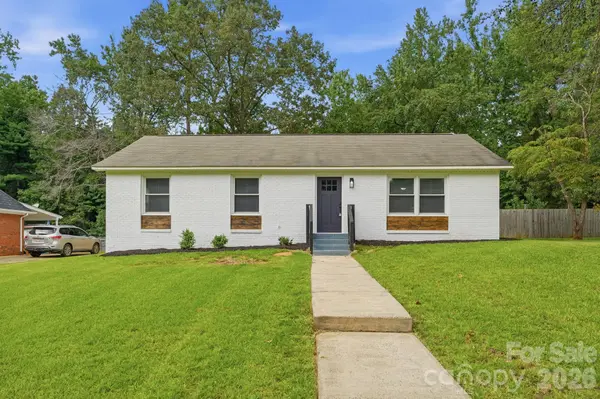 5233 Delivau DR, Charlotte, NC 28215