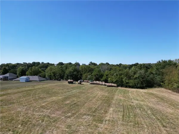 N Institute ST, Richmond, MO 64085