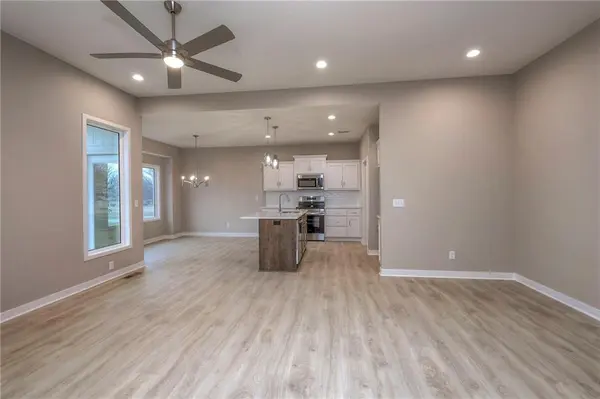 107 N Carriage Meadows TRL, Peculiar, MO 64078