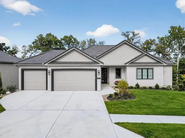8170 Westlake DR, Parkville, MO 64152