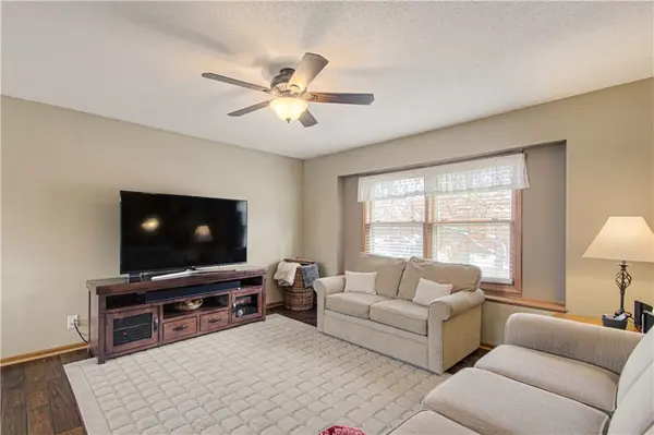 8718 Golden LN, De Soto, KS 66018