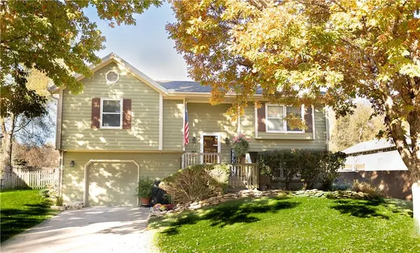 8718 Golden LN,  De Soto,  KS 66018
