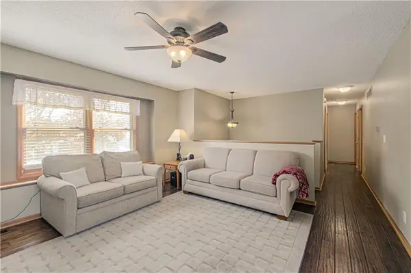8718 Golden LN, De Soto, KS 66018