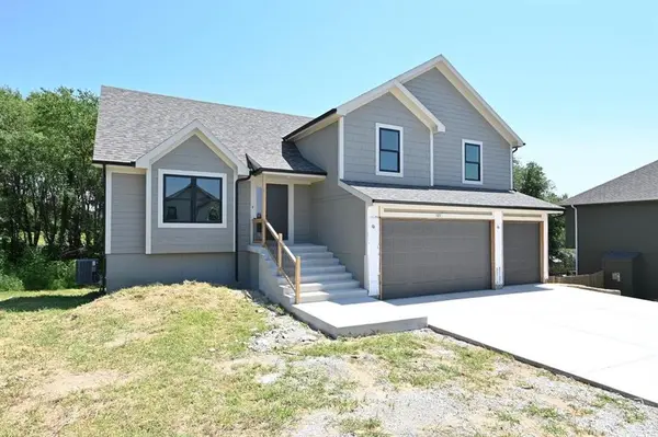 105 Wagers CIR, Dearborn, MO 64439