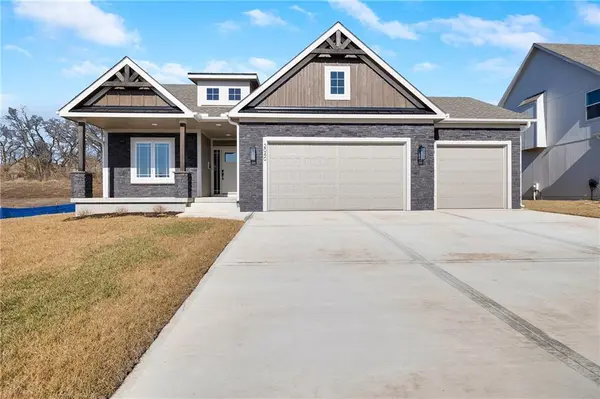2040 SW Wheatfield CT, Lee's Summit, MO 64082