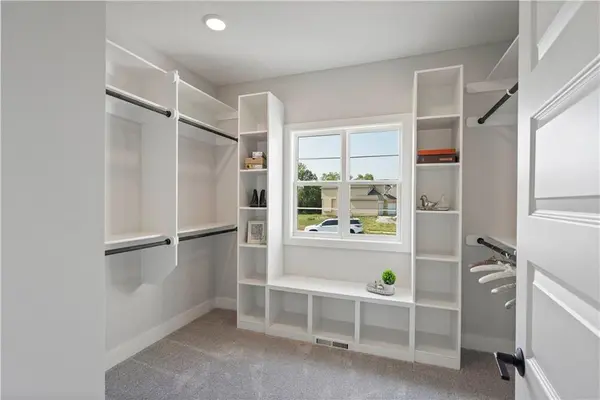 10600 Genesis DR, Parkville, MO 64152