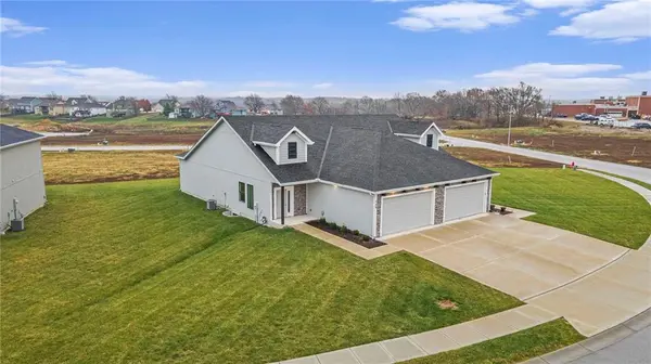 709 Ridge DR, Smithville, MO 64089