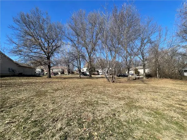 8200 Chas CIR, Pleasant Valley, MO 64068