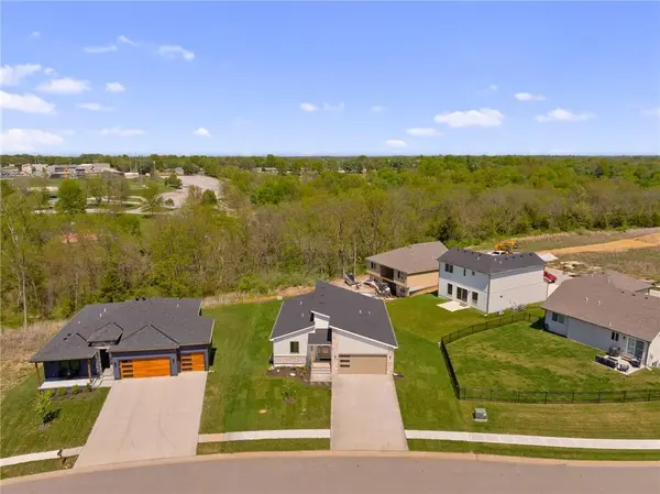 704 SE 21st ST, Oak Grove, MO 64075