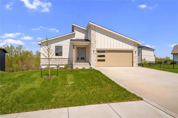 704 SE 21st ST, Oak Grove, MO 64075