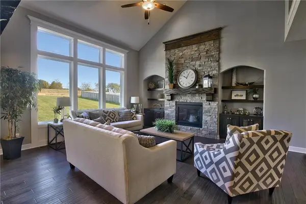 6018 Apache DR, Shawnee, KS 66226