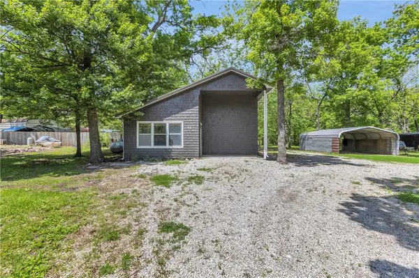 34 Agnes LN, Lacygne, KS 66040