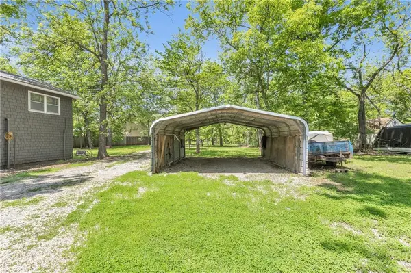 34 Agnes LN, Lacygne, KS 66040
