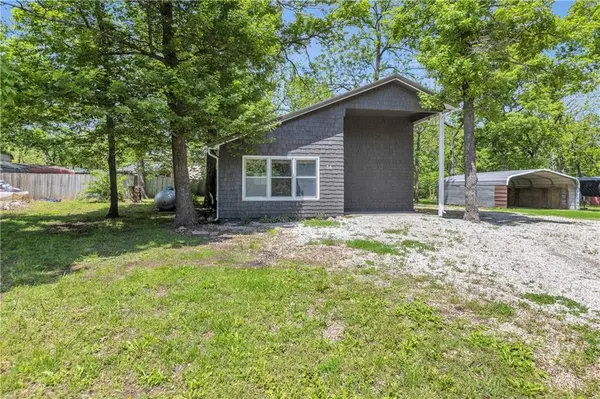 34 Agnes LN, Lacygne, KS 66040
