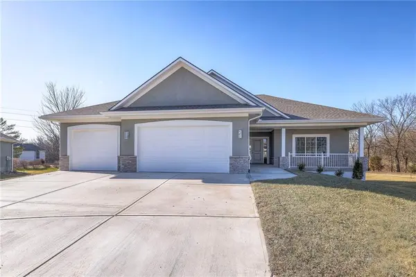 11207 Trevor DR, Peculiar, MO 64078