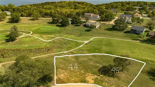 7882 Seneca Lake RD, Ozawkie, KS 66070